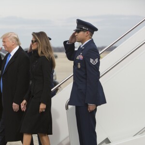 Donald Trump arrive pour son investiture avec sa femme Melania Trump à la Base Air Force Andrews, Maryland, Etats-Unis, le 19 janvier 2017.