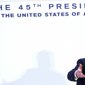 Le président élu Donald Trump prenant la parole face à ses soutiens du camp républicain au Trump International Hotel à Washington le 19 janvier 2017
