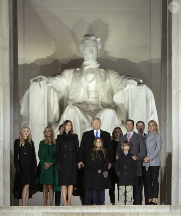 Donald Trump posant au côté de sa famille au Lincoln Memorial à Washington le 19 janvier 2017