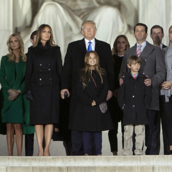 Donald Trump posant au côté de sa famille au Lincoln Memorial à Washington le 19 janvier 2017