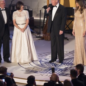 Mike Pence, son épouse Karen Pence, Donald Trump et son épouse Melania lors du dîner "Candlelight" organisé pour en remerciement aux donateurs et aux soutiens de la campagne de Trump à Washington le 19 janvier 2017