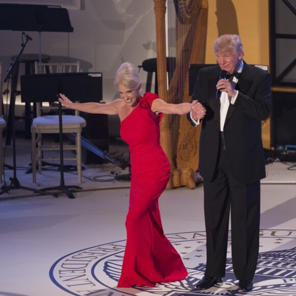 Donald Trump et sa responsable de campagne Kellyanne Conway lors du dîner "Candlelight" organisé pour en remerciement aux donateurs et aux soutiens de la campagne de Trump à Washington le 19 janvier 2017  