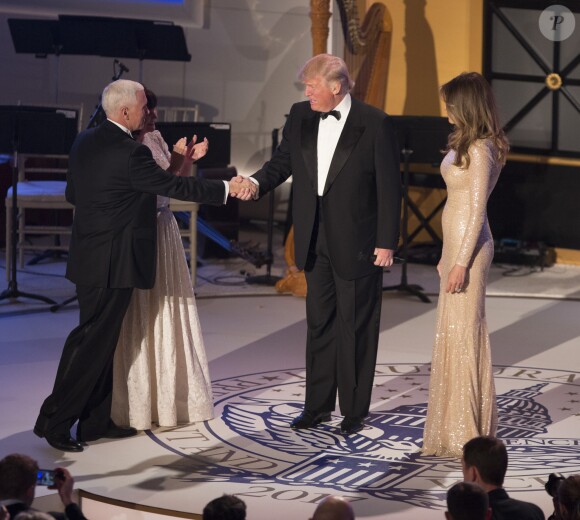 Mike Pence, son épouse Karen Pence, Donald Trump et son épouse Melania lors du dîner "Candlelight" organisé pour en remerciement aux donateurs et aux soutiens de la campagne de Trump à Washington le 19 janvier 2017