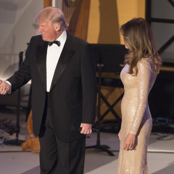 Mike Pence, son épouse Karen Pence, Donald Trump et son épouse Melania lors du dîner "Candlelight" organisé pour en remerciement aux donateurs et aux soutiens de la campagne de Trump à Washington le 19 janvier 2017