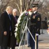 Donald Trump dépose une gerbe sur la tombe du soldat inconnu à Arlington, Virginie, Etats-Unis, le 19 janvier 2017.