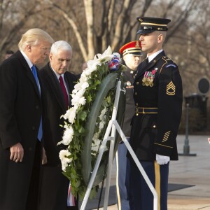 Donald Trump dépose une gerbe sur la tombe du soldat inconnu à Arlington, Virginie, Etats-Unis, le 19 janvier 2017.