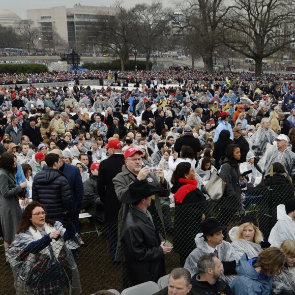 Des supporters de Donald Trump se tenant devant le Capitole des Etats-Unis avant l'investiture le 20 janvier 2017