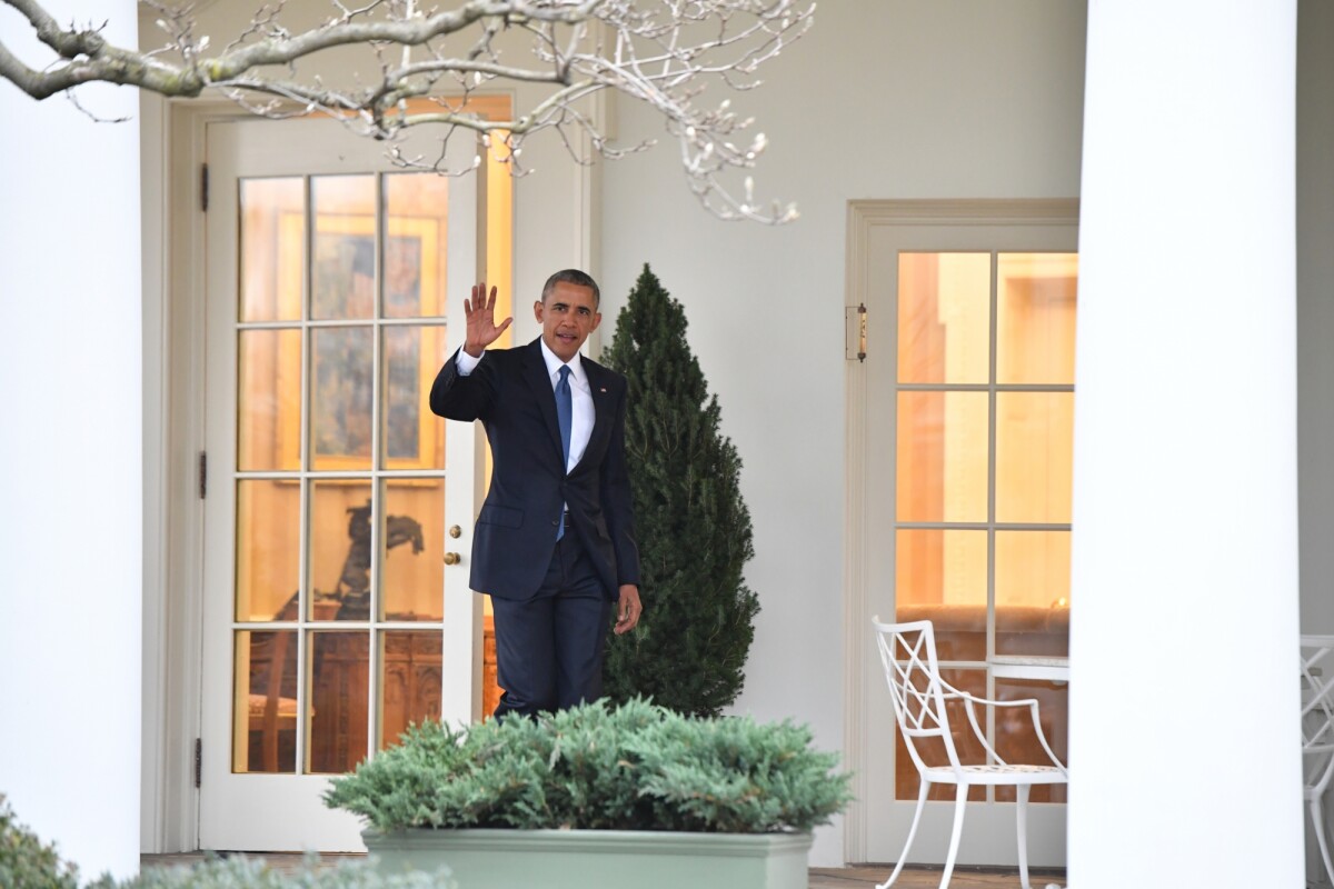Photo : Barack Obama quittant la Maison Blanche tandis que le pays se ...