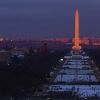 Le soleil se levant sur le Washington Monument, des heures avant l'investiture de Donald Trump à Washington le 20 janvier 2017