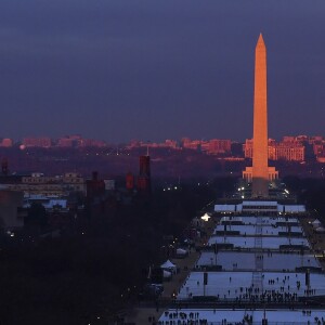 Le soleil se levant sur le Washington Monument, des heures avant l'investiture de Donald Trump à Washington le 20 janvier 2017
