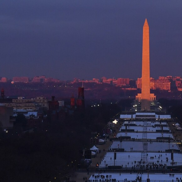 Le soleil se levant sur le Washington Monument, des heures avant l'investiture de Donald Trump à Washington le 20 janvier 2017