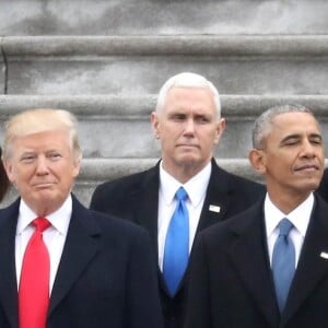 La première dame Melania Trump, Karen Pence, le président Donald Trump, le vice-président Mike Pence, Barack Obama, Joe Biden, Michelle Obama et Jill Biden posent sur les parches du Capitole après la cérémonie d'investiture. Washington, le 20 janvier 2017.