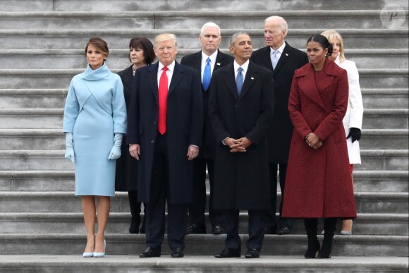 La première dame Melania Trump, Karen Pence, le président Donald Trump, le vice-président Mike Pence, Barack Obama, Joe Biden, Michelle Obama et Jill Biden posent sur les parches du Capitole après la cérémonie d'investiture. Washington, le 20 janvier 2017.