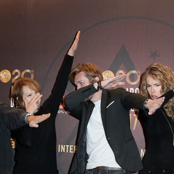 Didier Bourdon, Nathalie Baye, Philippe Lacheau, sa compagne Elodie Fontan et Tarek Boudali pour le film "Alibi.com" lors du 20e Festival du film de comédie à l'Alpe d'Huez, le 20 janvier 2017. (dab du festival) © Dominique Jacovides/Bestimage