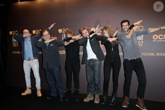 Julien Arruti, Didier Bourdon, Nathalie Baye, Philippe Lacheau, sa compagne Elodie Fontan et Tarek Boudali pour le film "Alibi.com" lors du 20e Festival du film de comédie à l'Alpe d'Huez, le 20 janvier 2017. (dab du festival) © Dominique Jacovides/Bestimage