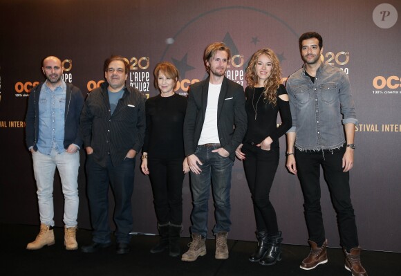 Julien Arruti, Didier Bourdon, Nathalie Baye, Philippe Lacheau, sa compagne Elodie Fontan et Tarek Boudali pour le film "Alibi.com" lors du 20e Festival du film de comédie à l'Alpe d'Huez, le 20 janvier 2017. (dab du festival) © Dominique Jacovides/Bestimage