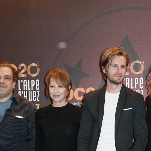 Julien Arruti, Didier Bourdon, Nathalie Baye, Philippe Lacheau, sa compagne Elodie Fontan et Tarek Boudali pour le film "Alibi.com" lors du 20e Festival du film de comédie à l'Alpe d'Huez, le 20 janvier 2017. (dab du festival) © Dominique Jacovides/Bestimage