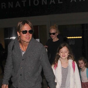 Merci de flouter le visage des enfants avant publication - Nicole Kidman arrive à l'aéroport Lax en famille avec son mari Keith Urban et leurs filles Faith et Sunday Rose à Los Angeles le 30 décembre 2016