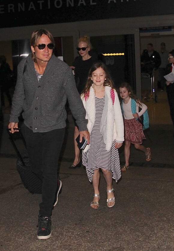 Merci de flouter le visage des enfants avant publication - Nicole Kidman arrive à l'aéroport Lax en famille avec son mari Keith Urban et leurs filles Faith et Sunday Rose à Los Angeles le 30 décembre 2016