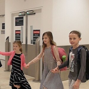 Exclusif - Nicole Kidman arrive à l'aéroport de Sydney avec ses filles Sunday Rose, Faith Margaret et une ami le 17 décembre 2016