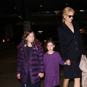 Nicole Kidman et ses filles Faith et Sunday Rose à l'aéroport LAX de Los Angeles, le 13 décembre 2016.