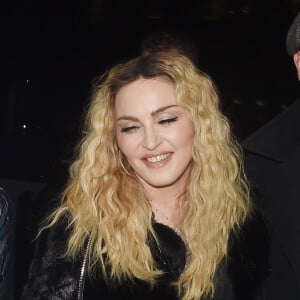 Madonna arrive avec une amie au restaurant M pour une soirée Halloween à Londres, le 28 octobre 2016