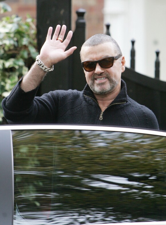 Le chanteur George Michael quitte son domicile pour rejoindre la salle Earls Court pour son dernier concert a Londres. Le 17 octobre 2012
