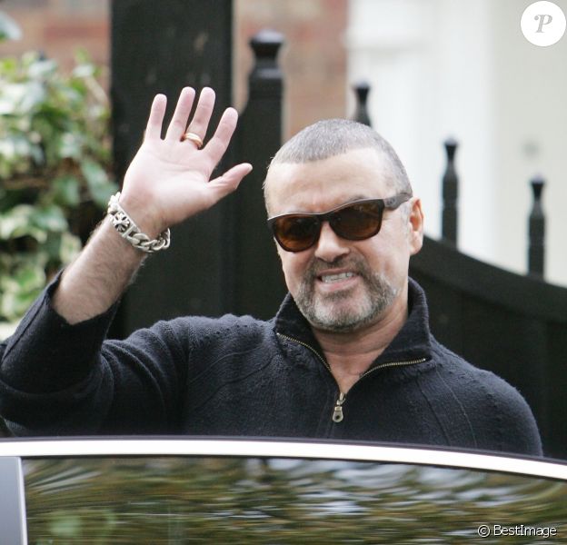 Le chanteur George Michael quitte son domicile pour rejoindre la salle Earls Court pour son dernier concert a Londres. Le 17 octobre 2012
