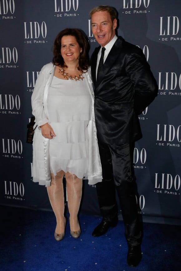 Nathalie Bellon-Szabo (présidente du Lido) et Tony Gomez - Photocall à l'occasion de la présentation du nouveau spectacle du Lido "Paris Merveilles" à Paris, le 8 avril 2015.