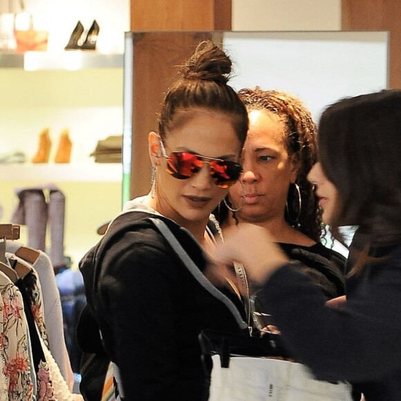 Jennifer Lopez fait du shopping avec une amie à West Hollywood le 13 janvier 2017
