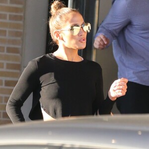 Jennifer Lopez et son amie Leah Remini font du shopping chez Barneys New York à Beverly Hills le 6 janvier 2017