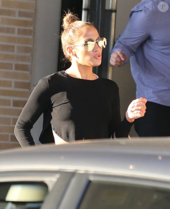 Jennifer Lopez et son amie Leah Remini font du shopping chez Barneys New York à Beverly Hills le 6 janvier 2017