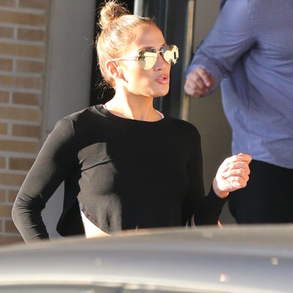 Jennifer Lopez et son amie Leah Remini font du shopping chez Barneys New York à Beverly Hills le 6 janvier 2017