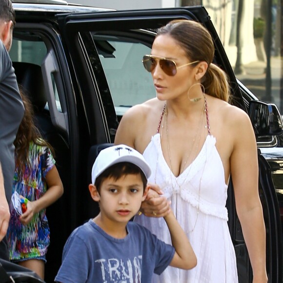 Jennifer Lopez et ses jumeaux Max and Emme font une pause déjeuner pendant une séance shopping avec des amis à Miami, Floride, Etats-Unis, le 27 novembre 2016.
