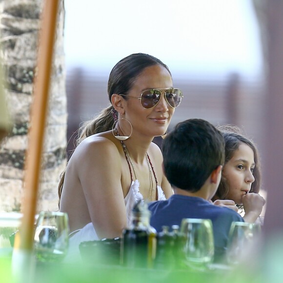 Jennifer Lopez et ses jumeaux Max and Emme font une pause déjeuner pendant une séance shopping avec des amis à Miami, Floride, Etats-Unis, le 27 novembre 2016.