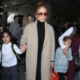 Jennifer Lopez arrive avec ses enfants Max et Emme à l'aéroport de Los Angeles, le 11 avril 2016.