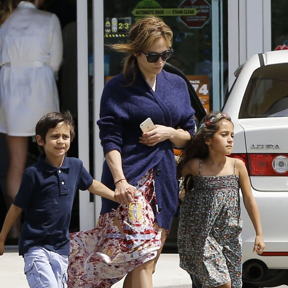Jennifer Lopez, accompagnée de ses enfants Max et Emme, et son compagnon Casper Smart se sont arrêtés dans une station service pour faire le plein d'essence. Il semblerait que le couple parte en week-end pascal, à en croire les deux jet-skis embarqués derrière leur voiture. Pas si célibataire que ça la chanteuse !! Los Angeles, le 4 avril 2015