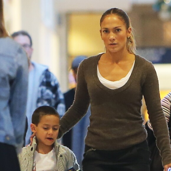 Semi-Exclusif - Jennifer Lopez emmène ses enfants Max et Emme au centre commercial à Los Angeles, le 16 novembre 2014.