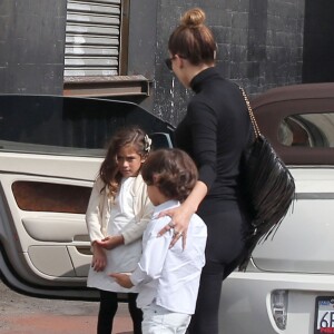 Jennifer Lopez se rend à un évènement avec ses enfants Max et Emme à Los Angeles, le 12 octobre 2014.