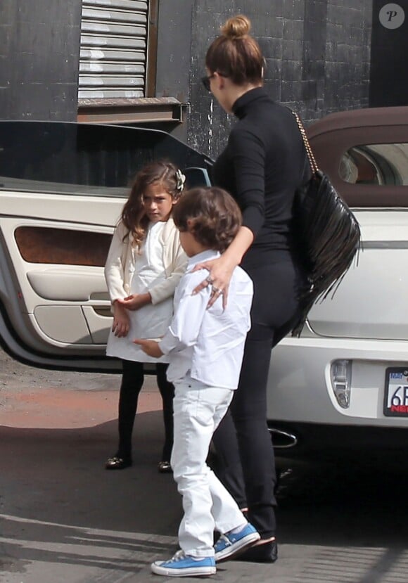 Jennifer Lopez se rend à un évènement avec ses enfants Max et Emme à Los Angeles, le 12 octobre 2014.