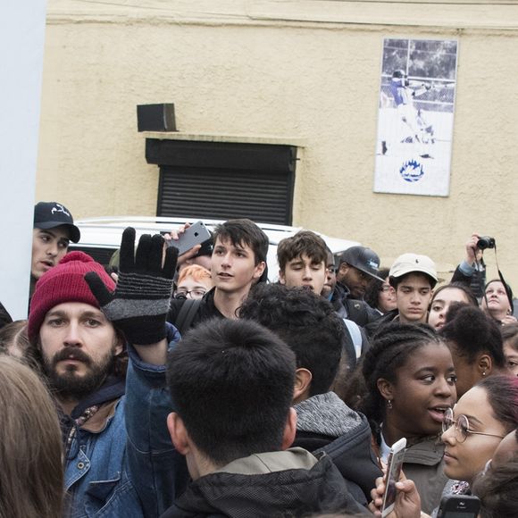 Shia Labeouf manifeste et dévoile son nouveau projet artistique au musée Moving Picture à New York, le 20 janvier 2017