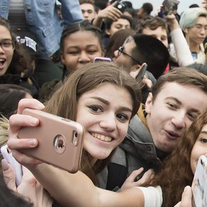 Shia Labeouf manifeste et dévoile son nouveau projet artistique au musée Moving Picture à New York, le 20 janvier 2017