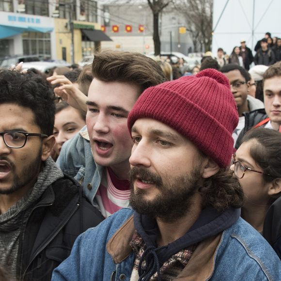 Shia Labeouf manifeste et dévoile son nouveau projet artistique au musée Moving Picture à New York, le 20 janvier 2017