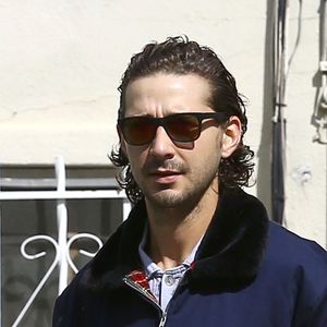 Exclusif - Shia LaBeouf se balade avec des cafés à emporter dans les mains à Los Angeles, le 17 octobre 2016