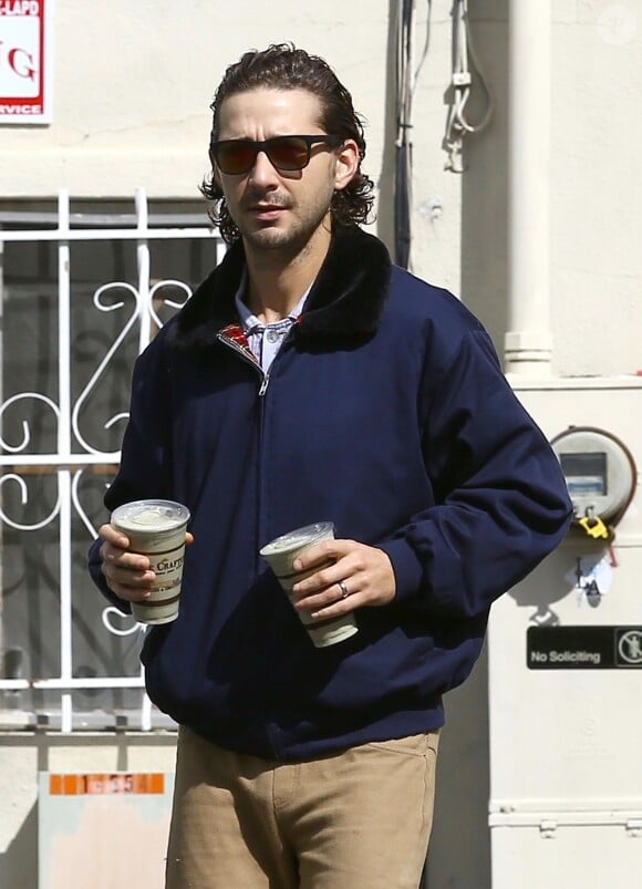 Exclusif - Shia LaBeouf se balade avec des cafés à emporter dans les mains à Los Angeles, le 17 octobre 2016