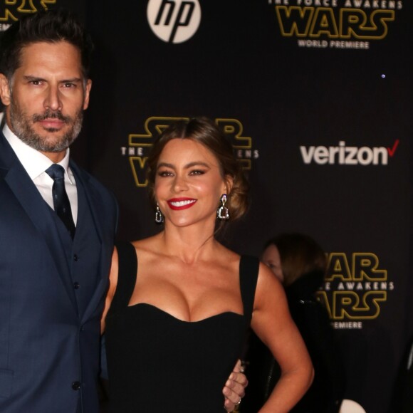 Joe Manganiello et sa femme Sofia Vergara à la Première de "Star Wars : le réveil de la force" à Los Angeles le 14 décembre 2015.