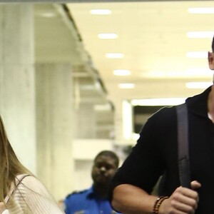 Exclusif - Sofia Vergara et Joe Manganiello arrivent à l'aéroport de Miami en vue de leur mariage ce dimanche à Palm Beach le 19 novembre 2015