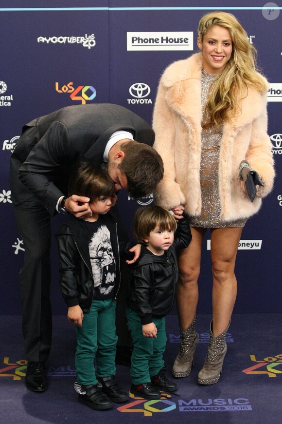 Shakira, Gérard Piqué et leurs enfants Milan et Sasha au photocall des 40èmes Music Awards à Barcelone, le 1er décembre 2016.