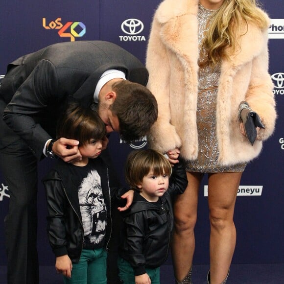 Shakira, Gérard Piqué et leurs enfants Milan et Sasha au photocall des 40èmes Music Awards à Barcelone, le 1er décembre 2016.