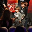 Gerard Piqué reçoit un prix lors de la 5ème édition du "Catalan football stars" à Barcelone, en présence de sa compagne Shakira et leurs enfants Milan et Sasha, le 28 novembre 2016.